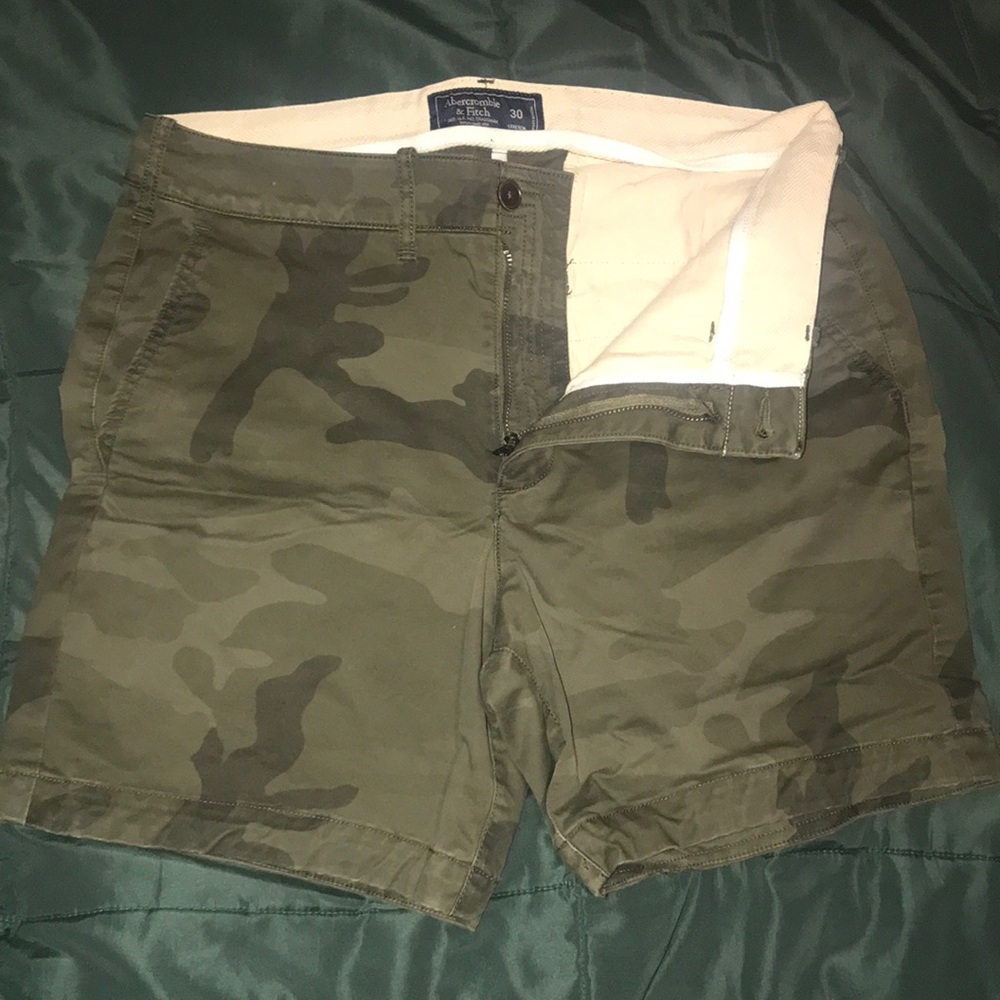 Abercrombie Men’s 7 inch Camo Shorts
